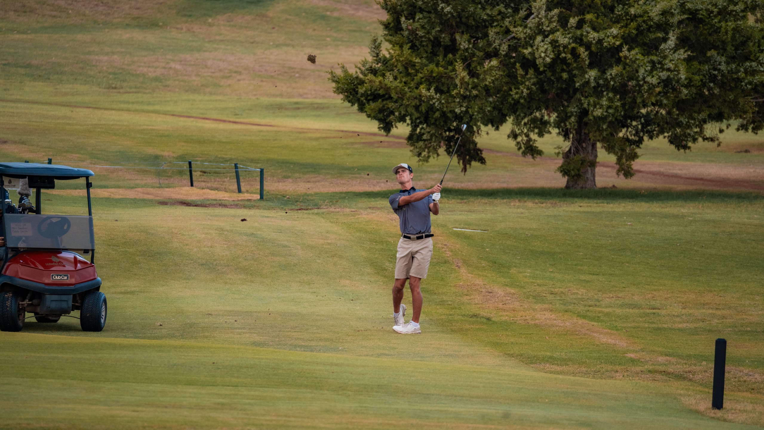 caleb smith chipping a ball from the fairway